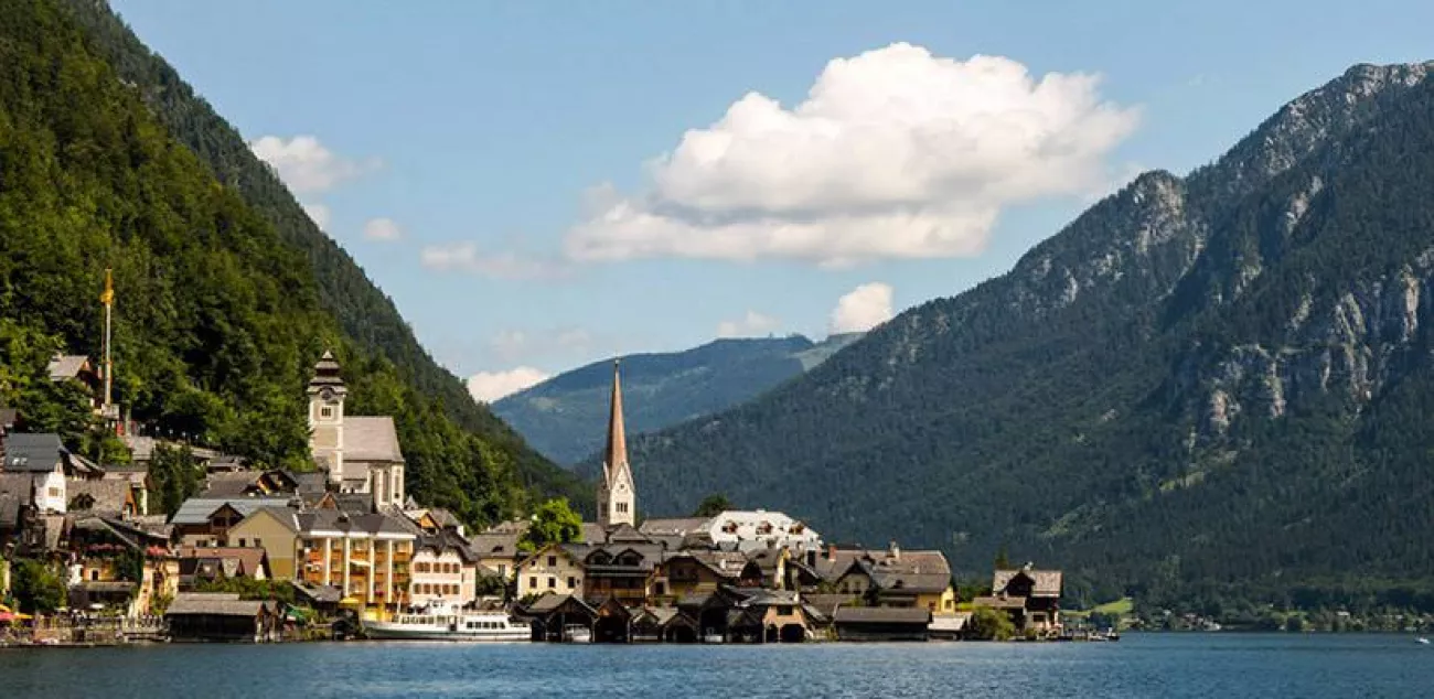 hallsdatt-village-and-lac